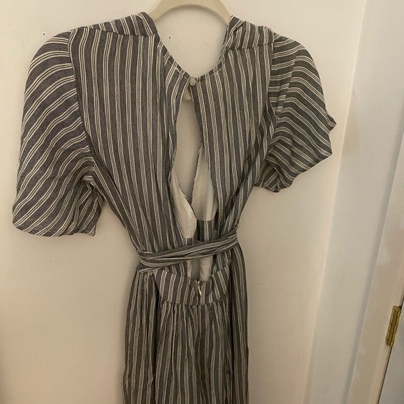 Black and white striped low v-neck jumpsuit - Picture 6 of 6